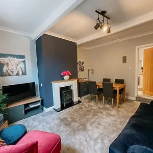 Little Red Home: Peak District Gateway With Free Parking Holiday home Halifax